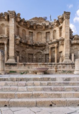 Jerash 'ın ana caddesi olan Cardo Maximus' taki nemfoman ya da halk çeşmesi Ürdün 'de iyi korunmuş bir Greko-Romen şehri.