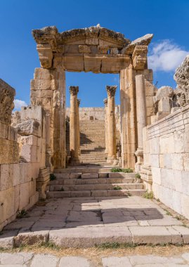 Jerash 'taki Cardo Maximus Katedrali' ne giriş. Ürdün 'de iyi korunmuş bir Greko-Romen şehri.