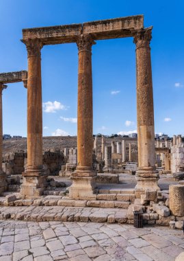 Sütunlar, Ürdün 'ün iyi korunmuş bir kenti olan Jerash' ın Cardo Maximus ana caddesi veya ana caddesi boyunca uzanıyor.