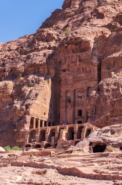 Petra Kraliyet Mezarlığı 'ndaki devasa Urm türbesi Jabal al al-Khubtha kaya kütlesine inşa edildi.