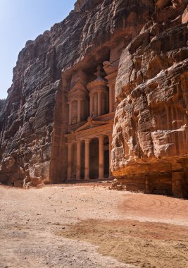 Antik Petra kentindeki Hazine binasının ya da El-Khazneh 'in oyulmuş dış görünüşü