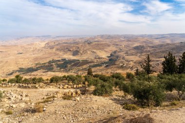 Ürdün 'deki çorak arazi Nebo Dağı' nın zirvesinden görüldü.