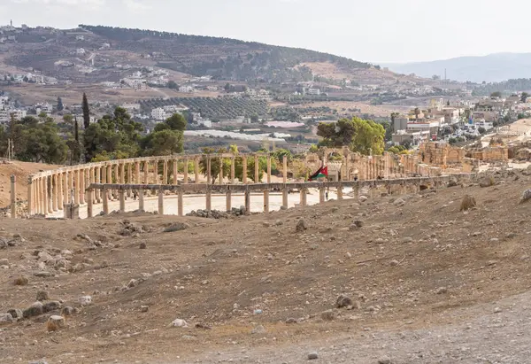 Oval Meydan ve Ürdün 'de iyi korunmuş bir Greko-Romen şehri olan Jerash' taki anıtlar arasında yürüyen tekerlek girişi