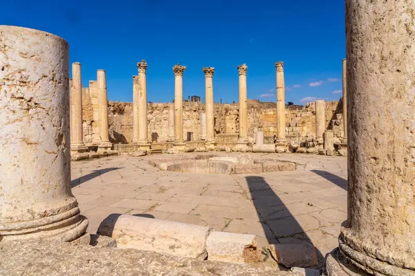 Ürdün 'de iyi korunmuş bir Greko-Romen şehri olan Jerash' taki Agora 'nın içi veya pazar yeri