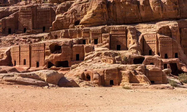 Petra 'da Cephe Sokağı' ndaki Necropolis Tiyatrosu 'nun yamaçlarında iki tane Pylon mezarı oyulmuş.
