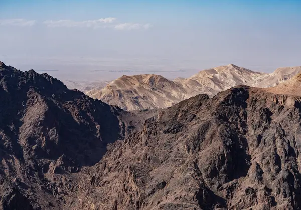 Patikanın tepesinden kayalık dağ sırasındaki manastıra bak ve Wadi Araba çölüne kadar git.