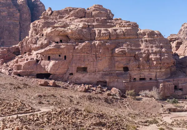 Ürdün 'deki Petra Ana Tapınağı' nın yakınındaki duvarda alışılmadık bir mezar jeolojisi var.