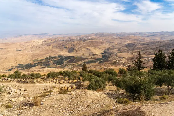 Ürdün 'deki çorak arazi Nebo Dağı' nın zirvesinden görüldü.