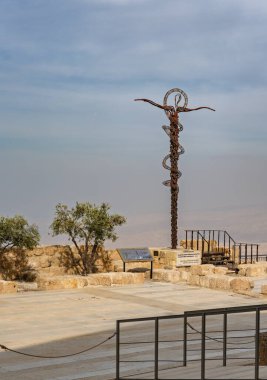 Nebo Dağı, Ürdün - 9 Kasım 2024: Nehushtan veya Brazen Yılan Haçı Paolo Fantoni tarafından yapılan Musa Anıt Kilisesi