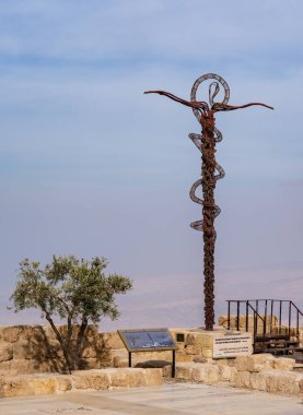 Nebo Dağı, Ürdün - 9 Kasım 2024: Nehushtan veya Brazen Yılan Haçı Paolo Fantoni tarafından yapılan Musa Anıt Kilisesi