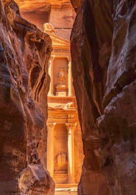 Ürdün 'ün antik Petra kentindeki Hazine binasının oyulmuş cephesi veya El-Khazneh dar Siq boğazından görülüyor.