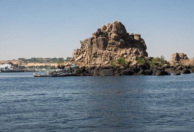 Feribot turistleri Aswan 'daki Kayalık Ada' ya doğru ilerliyorlar.