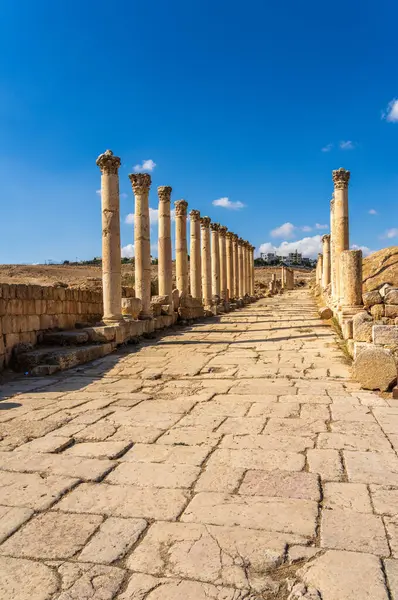 Sütunlar, Ürdün 'de iyi korunmuş bir Greko-Romen kenti olan Jerash' ın ikinci caddesi Decumanus 'a uzanır.