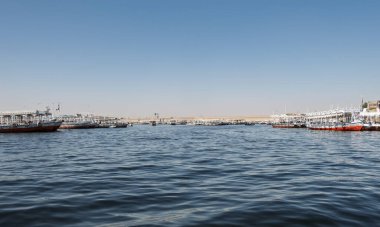 Aswan, Mısır - 5 Kasım 2024: Birçok liman turistleri
