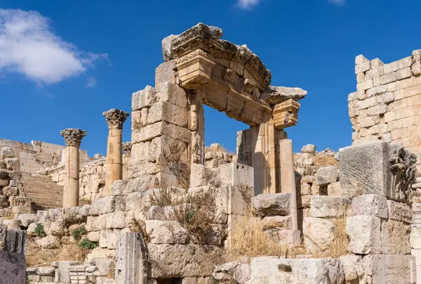 Jerash 'taki Cardo Maximus Katedrali' ne giriş. Ürdün 'de iyi korunmuş bir Greko-Romen şehri.
