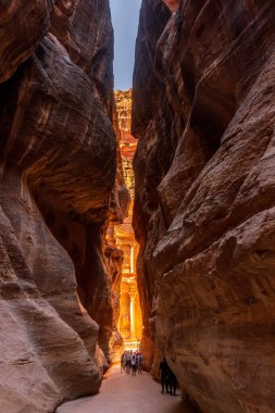 Ürdün 'ün antik Petra kentindeki Hazine binasının oyulmuş cephesi veya El-Khazneh dar Siq boğazından görülüyor.