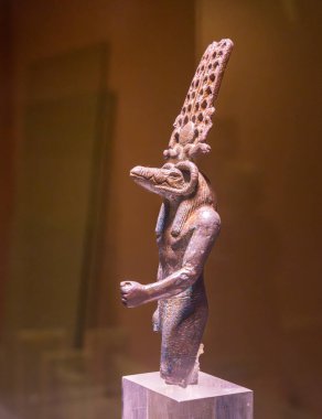 Mısır 'ın Kom Ombo kentindeki timsah başlı tanrı Sobek' in detaylı bronz heykeli açık bir kaide üzerinde sergilenmektedir.