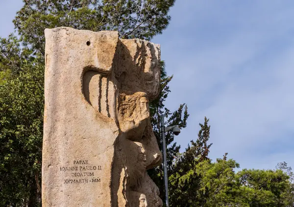 Nebo Dağı, Ürdün - 9 Kasım 2024: Uluslar Arası Aşk Kitabı Vincenzo Bianchi 'nin Papa' nın kiliseye ziyareti için yaptığı heykel