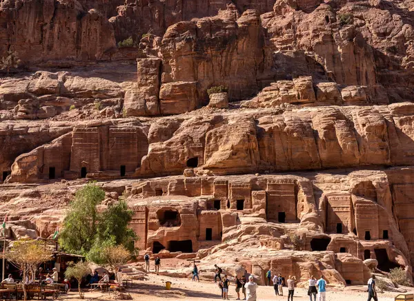 Petra, Ürdün - 10 Kasım 2024: Petra 'daki Cephe Caddesinde Mezarlık Tiyatrosu' nda yamaçta iki Pylon mezarı oyulmuş.