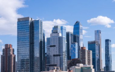 Hudson Yard 'da gökdelenler, ofisler ve apartmanlar Manhattan Cruise terminalinden görüldü.