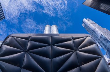 Eşsiz yastıklı ve yansıtıcı kabuk Hudson Yards New York City üzerinde Kulübe üzerinde gökdelenler ile