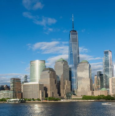Hudson Nehri 'nden görüldüğü üzere Manhattan' ın aşağısındaki sahil boyundaki Büyük Ofis Buidlings ve One World Trade Center