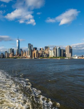 Hudson Nehri 'nden görüldüğü üzere Manhattan' ın aşağısındaki sahil boyundaki Büyük Ofis Buidlings ve One World Trade Center