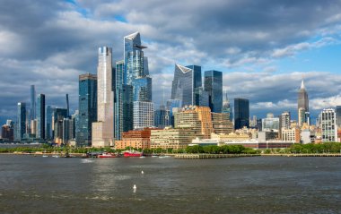 Hudson Yards 'ın Manhattan' daki sahil boyundaki büyük ofisi ve apartmanı Hudson 'daki bir yolcu gemisinden görüldü.