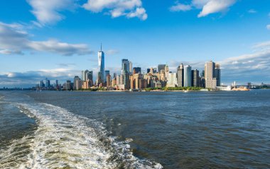 Hudson Nehri 'nden görüldüğü üzere Manhattan' ın aşağısındaki sahil boyundaki Büyük Ofis Buidlings ve One World Trade Center