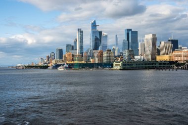 Manhattan 'da sahil boyundaki büyük ofis ve apartman işçileri 57. İskeleden Hudson Metrosu' na doğru