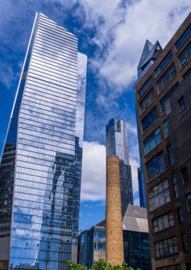 Hudson Yards, New York 'taki modern binalara bakıyorum. Eski deponun yanında