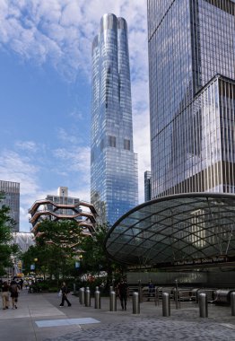 New York, New York - 18 Mayıs 2025: Hudson Yard wtih gökdelenleri, Gemi ve güneşli bir günde mavi gökyüzünün altında bir metro girişi