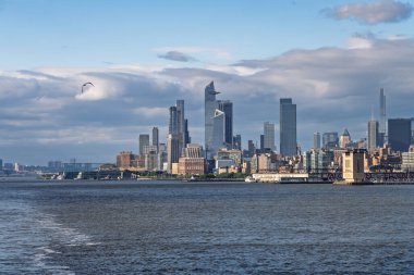 Manhattan 'daki sahil boyunca Soho' dan Hudson Yards 'a kadar uzanan büyük ofis ve apartman sakinleri.
