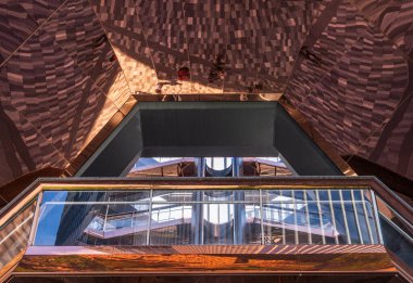 Hudson Yards 'da eşsiz bir bal peteği şekilli halk simgesi olan Gemi kaldırımdan sahneyi yansıtıyor.