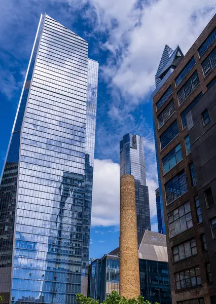 Hudson Yards, New York 'taki modern binalara bakıyorum. Eski deponun yanında