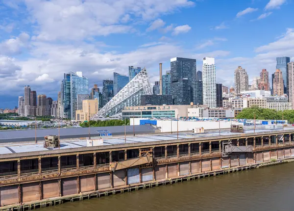 Manhattan rıhtımındaki gemi terminalinde Hudson 'daki bir gemiden görülen uzun ofis ve apartman işçileri.
