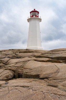 Kanada, Nova Scotia 'da Halifax yakınlarındaki Peggys Koyu' nda granit burunda tarihi deniz feneri.