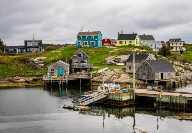 Yağmur turistleri Kanada, Nova Scotia 'da Halifax yakınlarındaki Peggys Koyu' ndan uzak tutuyor.