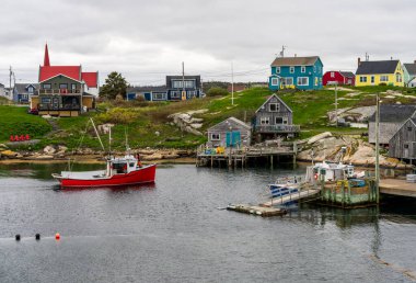 Kanada, Nova Scotia 'da Halifax yakınlarındaki Peggys Koyu limanına balıkçı teknesi yanaşıyor.