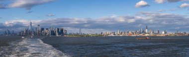 New York ve Brooklyn 'deki geniş panorama Hudson Nehri' nden Red Hook yolcu gemisinden ayrılırken görüldü.