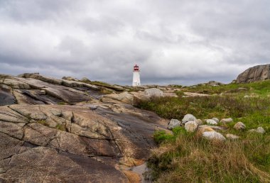 Kanada, Nova Scotia 'da Halifax yakınlarındaki Peggys Koyu' nda granit burunda tarihi deniz feneri.