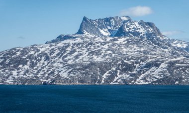 Sermitsiaq ya da Saddle Dağı, Grönland 'daki Nuuk' un mavi fiyordun üstündeki simgesi.