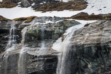 Grönland 'ın başkenti Nuuk yakınlarındaki Saddle Dağı' ndan dökülen şelalede buzlar fiyorda eriyor.