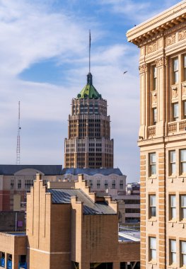 Tower Life Binası eskiden Smith-Young Kulesi, Pan-American Kulesi ve San Antonio şehir merkezindeki Transit Kulesi açık mavi gökyüzünün altında..