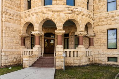 Tarihi Comal İlçesi Adliyesi girişinde güzel taş mimarisi olan. New Braunfels şehir merkezinde.