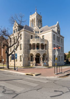 Tarihi Comal İlçesi Adliyesi girişinde güzel taş mimarisi olan. New Braunfels şehir merkezinde.