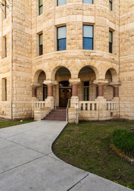 Tarihi Comal İlçesi Adliyesi girişinde güzel taş mimarisi olan. New Braunfels şehir merkezinde.