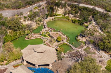 San Antonio Japon Çay Bahçesi 'nin havadan görünüşü dingin göletlerini, köprülerini ve bereketli peyzajlarını gözler önüne seriyor..