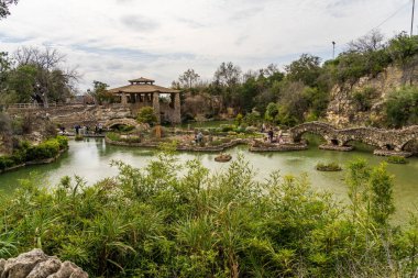 San Antonio, TX - 27 Şubat 2025: Turistler Teksas 'taki Japon Çay Bahçesi' ndeki batık bahçeleri ziyaret ettiler