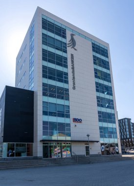 Nuuk, Grönland - 24 Mayıs 2025: Başkent Nuuk 'un şehir merkezindeki Greenland Banken binası